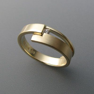 Elegant Vintage Gold Band
